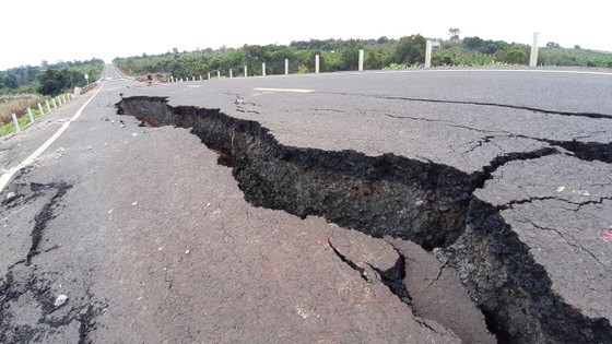 Khoanh vùng vị trí hư hỏng trên con đường 250 tỷ đồng chưa bàn giao đã nát ảnh 1