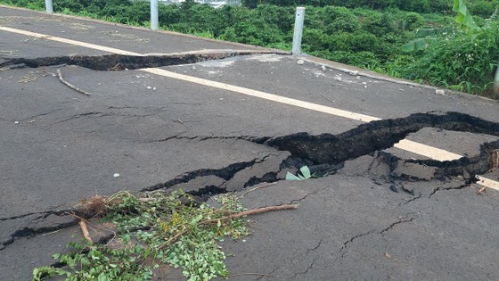 Khoanh vùng vị trí hư hỏng trên con đường 250 tỷ đồng chưa bàn giao đã nát ảnh 3
