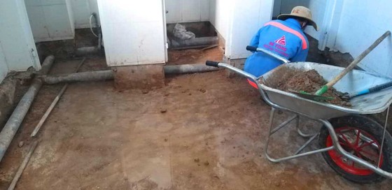 Bắt đầu sửa chữa trường hàng chục tỷ mới dùng đã nứt toác ảnh 1