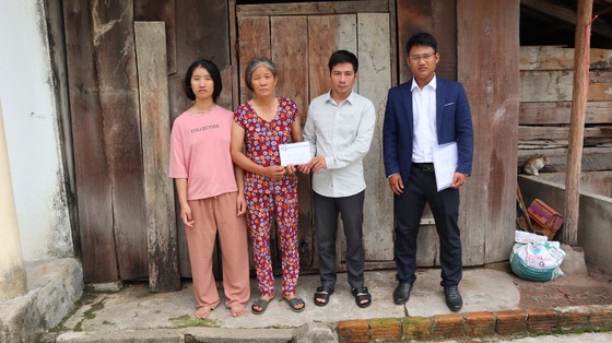 Trao tiền bạn đọc hỗ trợ người mẹ già nuôi 3 con bị bệnh tâm thần, ung thư ảnh 1