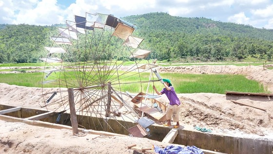 Ruộng đồng khô khát bên công trình thủy lợi trăm tỷ chưa bàn giao đã nát ảnh 1