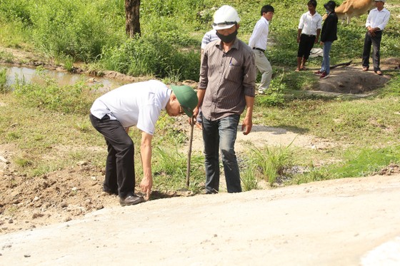 Kiểm tra công trình thủy lợi hơn trăm tỷ chưa bàn giao đã 'nát' ảnh 1