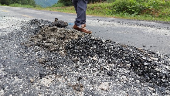 Vụ 'Quốc lộ chưa hết bảo hành đã hư nhiều chỗ': Sửa chữa trước ngày 30-9 ảnh 2