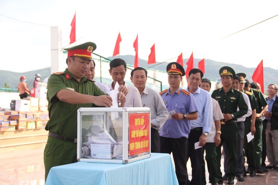Nhiều cá nhân, đơn vị ủng hộ đồng bào miền Trung bị thiệt hại do mưa lũ ảnh 4