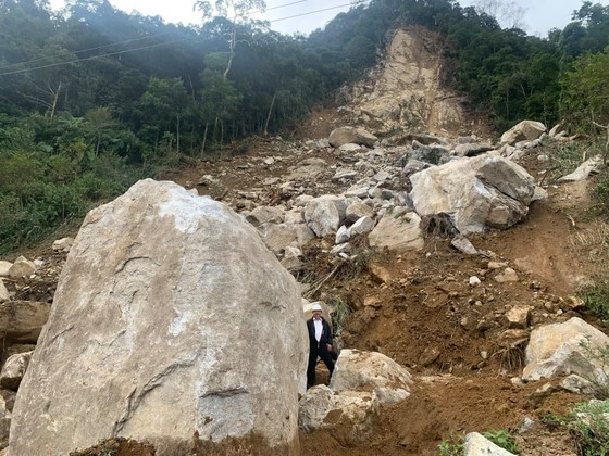 Đã thông xe các tuyến đường bị sạt lở do mưa bão ở Kon Tum ảnh 1