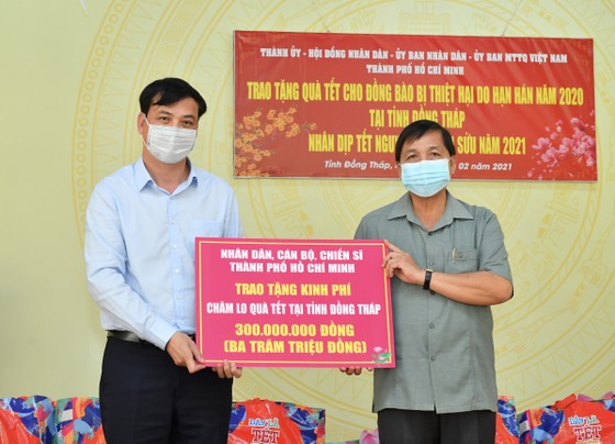 Phó Chủ tịch UBND TPHCM Lê Hòa Bình thăm, tặng quà người dân bị hạn hán ở tỉnh Đồng Tháp ảnh 1