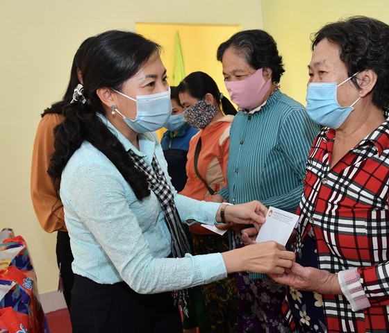 Phó Chủ tịch UBND TPHCM Lê Hòa Bình thăm, tặng quà người dân bị hạn hán ở tỉnh Đồng Tháp ảnh 4