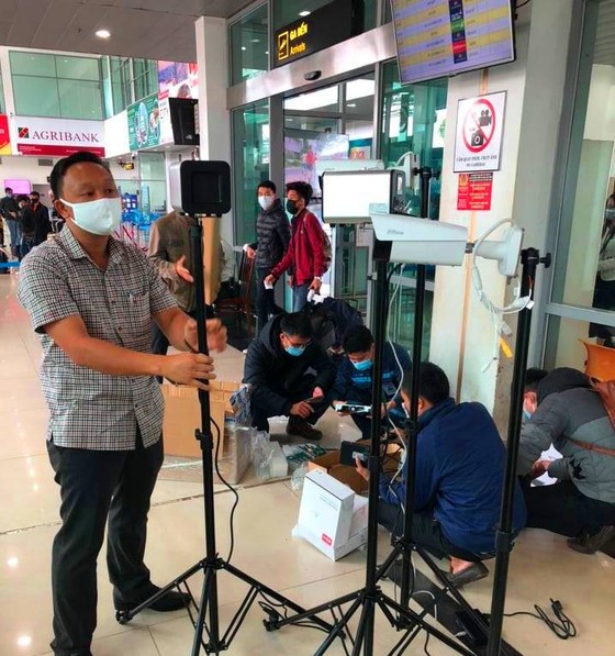 Xét nghiệm SARS-CoV-2 cho toàn bộ nhân viên Cảng hàng không Pleiku ảnh 1