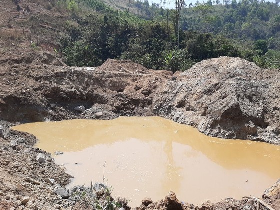 Gia Lai: Triệt phá 2 bãi khai thác vàng lậu ảnh 4