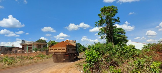 Bắt quả tang doanh nghiệp khai thác đất lậu để thi công đường ảnh 3