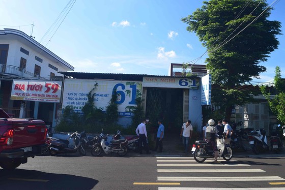 Công an giải cứu 2 cháu nhỏ bị cha đổ xăng đòi đốt ảnh 1