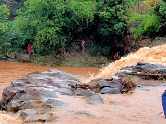 Trắng đêm tìm kiếm cháu bé 4 tuổi bị nước cuốn trôi ảnh 2