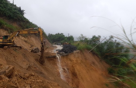 Đường Trường Sơn Đông liên tục sạt lở, giao thông tê liệt ảnh 9