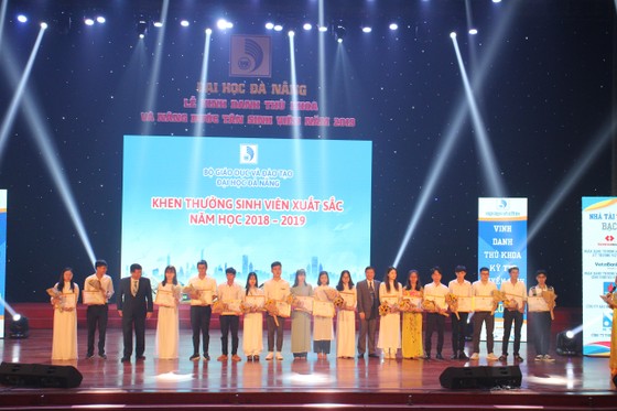 Đà Nẵng vinh danh thủ khoa, nâng bước tân sinh viên năm 2019 ảnh 1