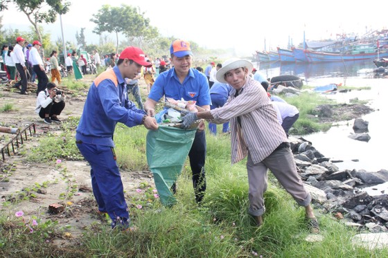 2.000 người tham gia chiến dịch ra quân Làm sạch biển ảnh 2