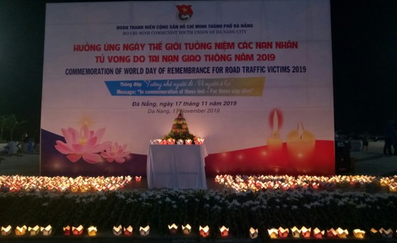 Đà Nẵng: 1000 hoa đăng tưởng niệm nạn nhân tử vong TNGT ảnh 7