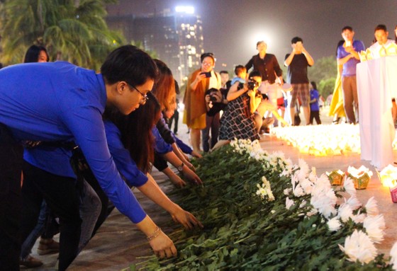 Đà Nẵng: 1000 hoa đăng tưởng niệm nạn nhân tử vong TNGT ảnh 4