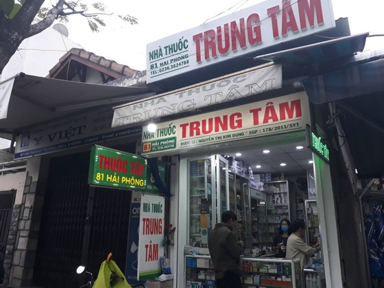 Đà Nẵng: Khẩu trang y tế 'cháy hàng' vì phòng dịch bệnh viêm phổi cấp do nCov ảnh 1