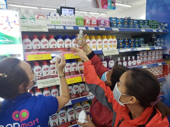 Người dân Đà Nẵng xếp hàng trật tự chờ mua khẩu trang phòng dịch ảnh 3