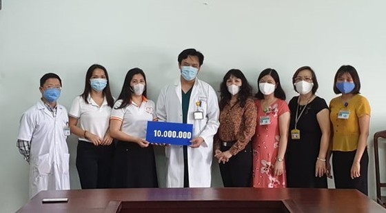 Trao 115 triệu đồng cho các trung tâm y tế và chốt kiểm dịch Covid-19 ảnh 1