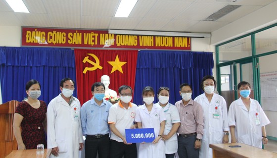 Trao 115 triệu đồng cho các trung tâm y tế và chốt kiểm dịch Covid-19 ảnh 4
