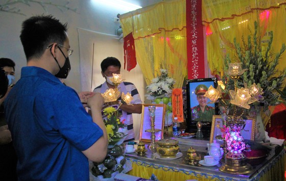 Tặng huy hiệu 'Tuổi trẻ dũng cảm' cho Thượng sĩ Võ Văn Toàn ảnh 1