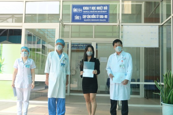 Bệnh nhân nhiễm Covid-19 số 122 được xuất viện ảnh 1