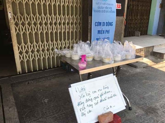 Ấm lòng từ những suất cơm miễn phí ảnh 1