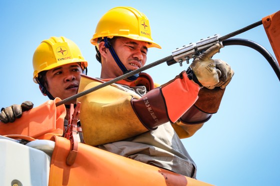 Điện lực miền Trung: Tăng cường kiểm tra lưới điện trong những ngày nắng nóng ảnh 1