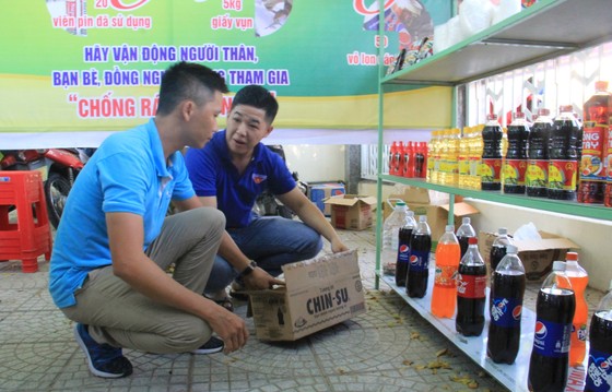 Tạo thói quen từ siêu thị “Đổi rác thải nhựa lấy quà tặng” ảnh 1