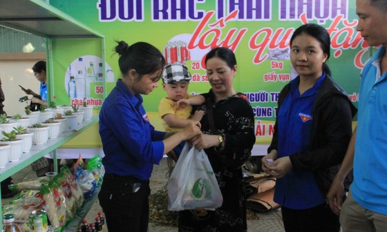 Tạo thói quen từ siêu thị “Đổi rác thải nhựa lấy quà tặng” ảnh 3