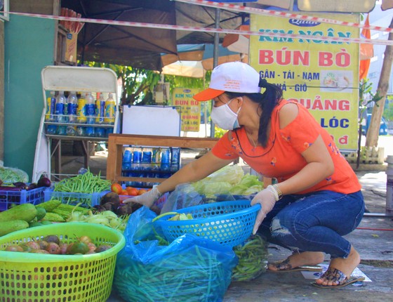 Quầy thực phẩm 0 đồng giúp đỡ người khó khăn trong dịch Covid-19 ảnh 9
