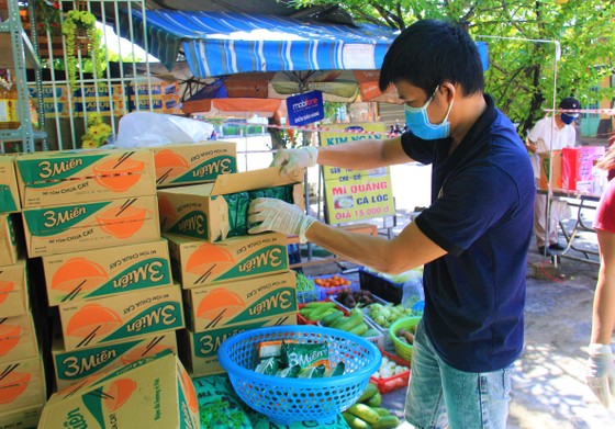 Quầy thực phẩm 0 đồng giúp đỡ người khó khăn trong dịch Covid-19 ảnh 8