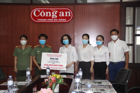 500 triệu đồng ủng hộ các lực lượng tuyến đầu chống dịch ảnh 1