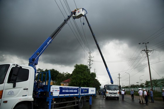 Hiện còn 579.232 khách hàng ở miền Trung - Tây Nguyên mất điện do mưa lũ kéo dài ảnh 1