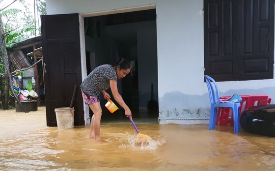 Sinh hoạt của người dân vùng lũ Đà Nẵng ảnh 9