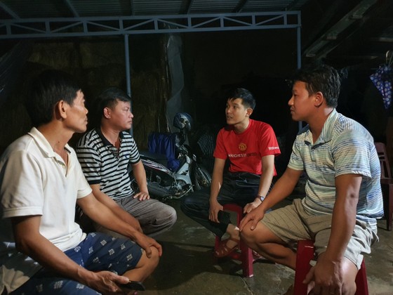 Sinh hoạt của người dân vùng lũ Đà Nẵng ảnh 16