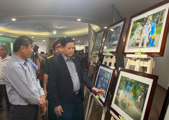 Khai mạc triển lãm 'Đà Nẵng trên tuyến đầu phòng, chống đại dịch Covid-19' năm 2020 ảnh 1
