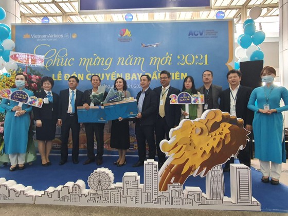Đà Nẵng đón chuyến bay đầu tiên năm 2021 ảnh 1