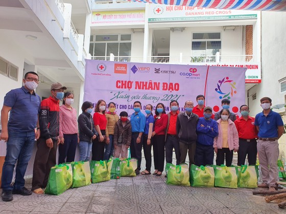 Chợ Nhân đạo - món quà Tết cho người dân nghèo Đà Nẵng ảnh 5