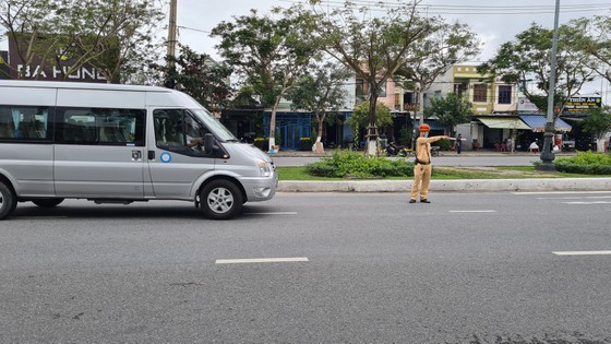 Đà Nẵng: Lập chốt chặn phòng dịch, người dân an tâm đón tết ảnh 1