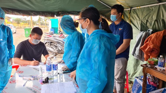 Lãnh đạo Đà Nẵng thăm, chúc tết các chốt kiểm soát dịch Covid-19 ảnh 2