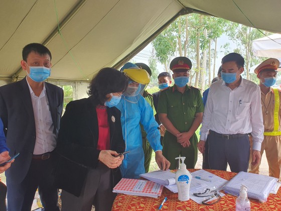 Lãnh đạo Đà Nẵng thăm, chúc tết các chốt kiểm soát dịch Covid-19 ảnh 5