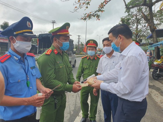 Lãnh đạo Đà Nẵng thăm, chúc tết các chốt kiểm soát dịch Covid-19 ảnh 6