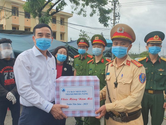 Lãnh đạo Đà Nẵng thăm, chúc tết các chốt kiểm soát dịch Covid-19 ảnh 7