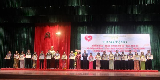20 y, bác sĩ tiêu biểu nhận giải thưởng “Toả sáng Blouse trắng” ảnh 1