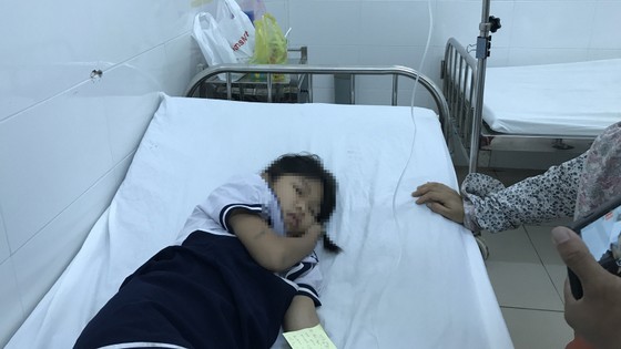 Chơi 'chất nhờn ma quái' slime, 34 học sinh tiểu học nhập viện ảnh 1