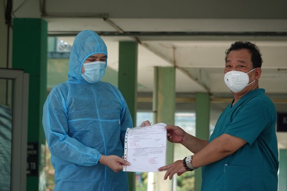 Đà Nẵng: Bệnh nhân đầu tiên mắc Covid-19 trong đợt dịch tháng 5-2021 được xuất viện ảnh 1