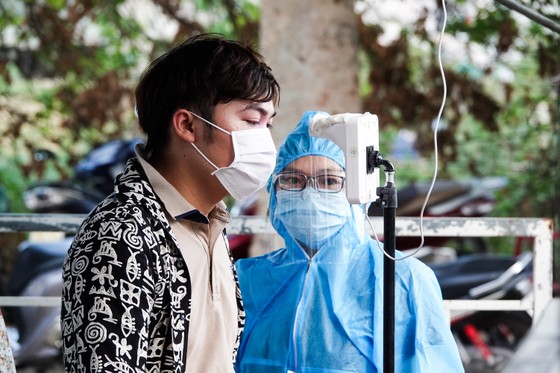 Đà Nẵng: Các thành viên kiểm soát dịch Covid-19 căng mình dưới thời tiết nắng nóng ảnh 6