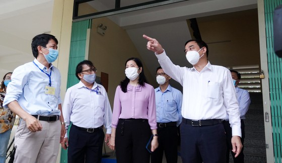 Chủ tịch UBND TP Đà Nẵng kiểm tra công tác chuẩn bị kỳ thi tốt nghiệp THPT đợt 1 năm 2021 ảnh 1
